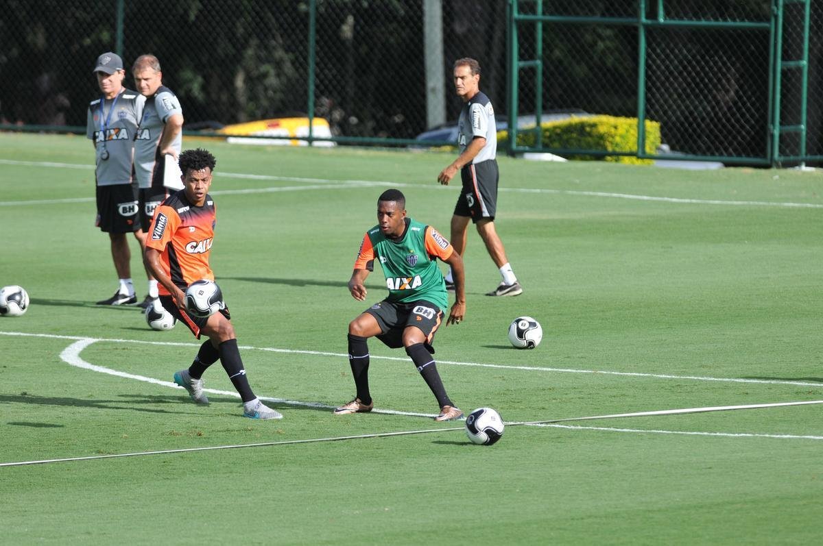 reforado com Jnior Urso e Robinho, Atltico faz treinamento na Cidade do Galo