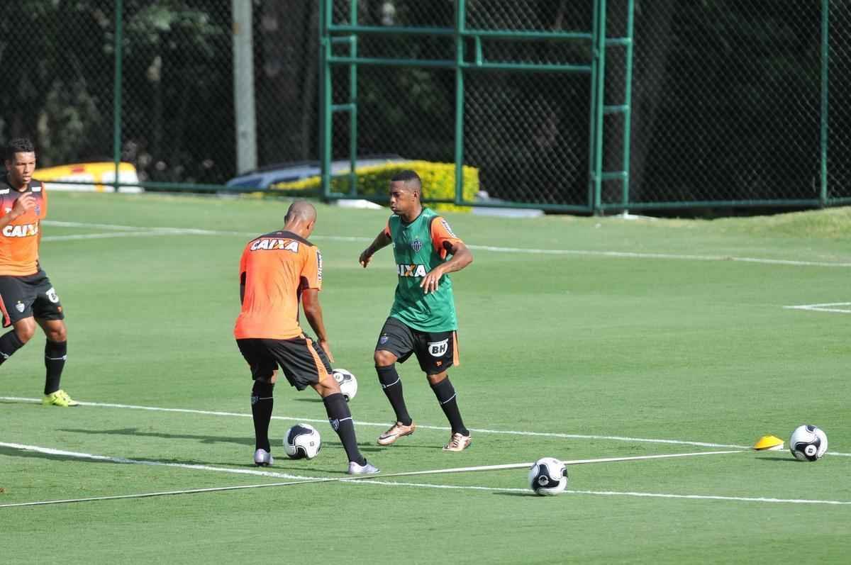 reforado com Jnior Urso e Robinho, Atltico faz treinamento na Cidade do Galo