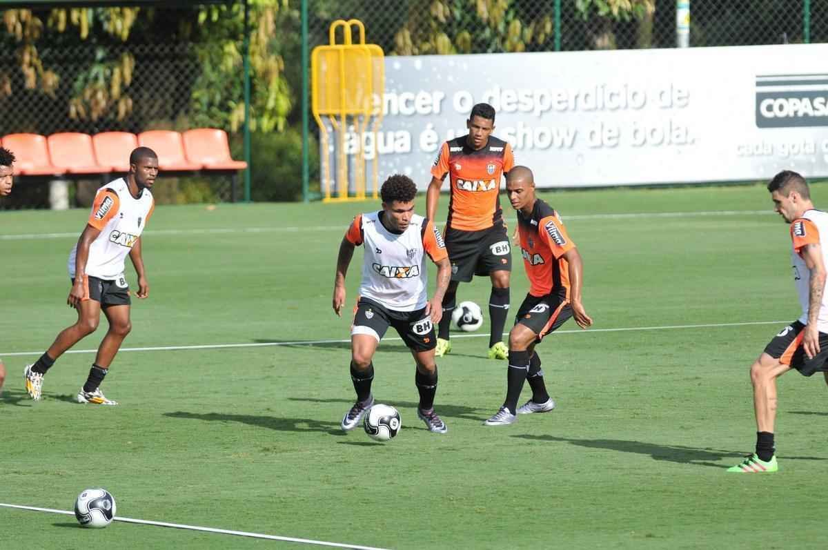 reforado com Jnior Urso e Robinho, Atltico faz treinamento na Cidade do Galo