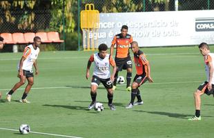 reforado com Jnior Urso e Robinho, Atltico faz treinamento na Cidade do Galo