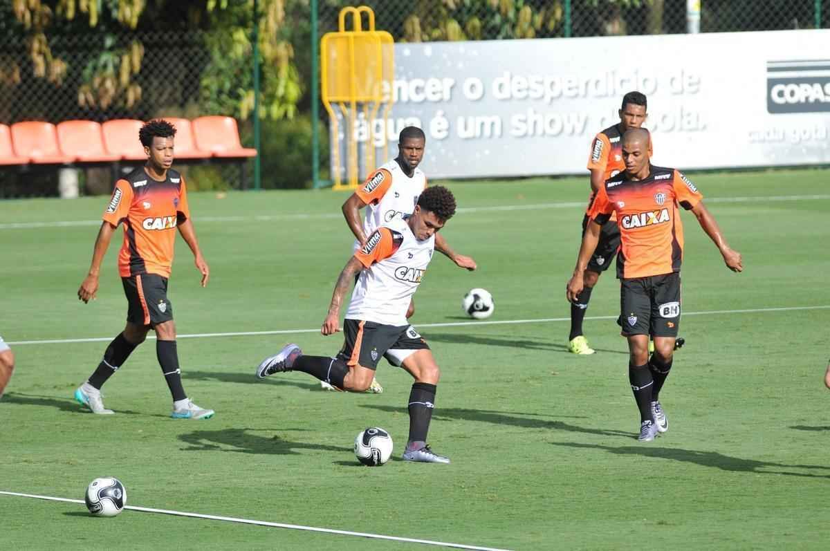 reforado com Jnior Urso e Robinho, Atltico faz treinamento na Cidade do Galo