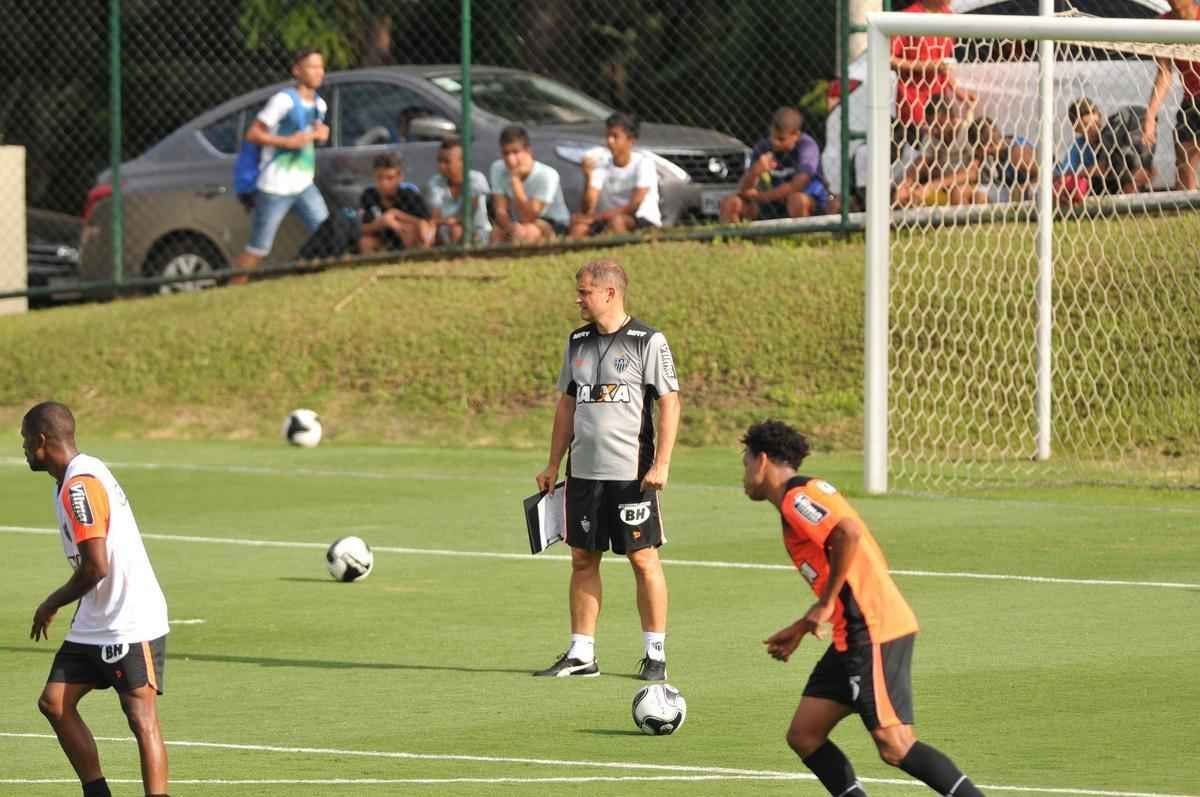 reforado com Jnior Urso e Robinho, Atltico faz treinamento na Cidade do Galo