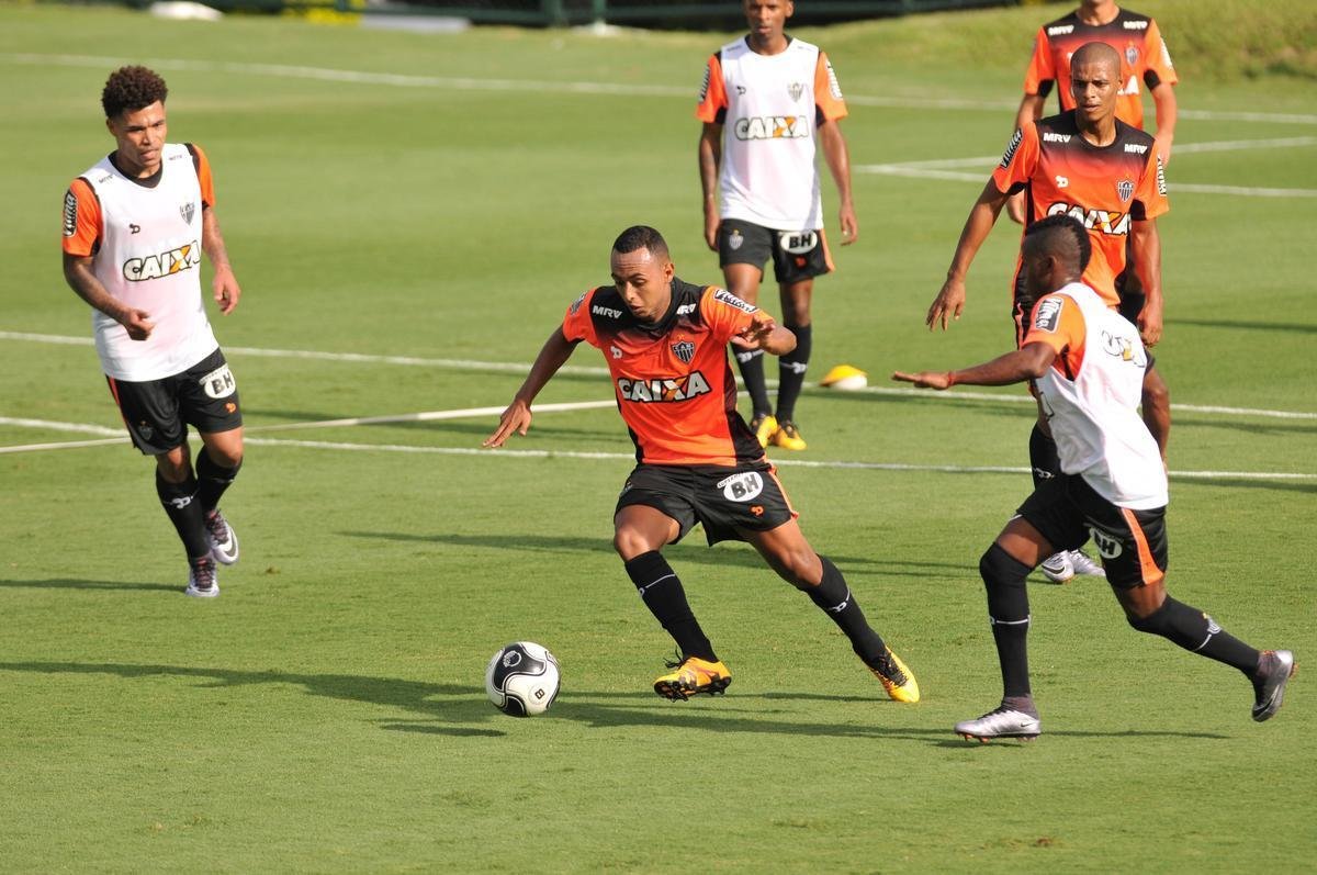 reforado com Jnior Urso e Robinho, Atltico faz treinamento na Cidade do Galo