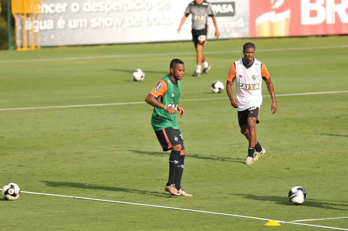 reforado com Jnior Urso e Robinho, Atltico faz treinamento na Cidade do Galo