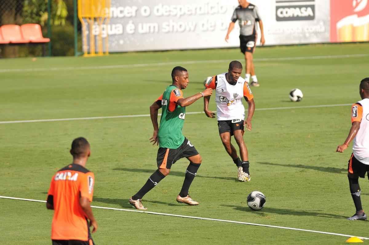 reforado com Jnior Urso e Robinho, Atltico faz treinamento na Cidade do Galo