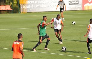 reforado com Jnior Urso e Robinho, Atltico faz treinamento na Cidade do Galo