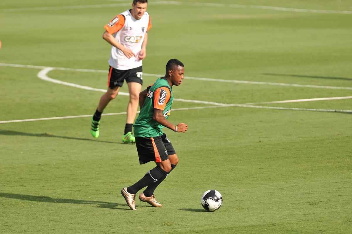 reforado com Jnior Urso e Robinho, Atltico faz treinamento na Cidade do Galo