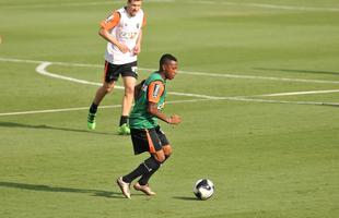 reforado com Jnior Urso e Robinho, Atltico faz treinamento na Cidade do Galo