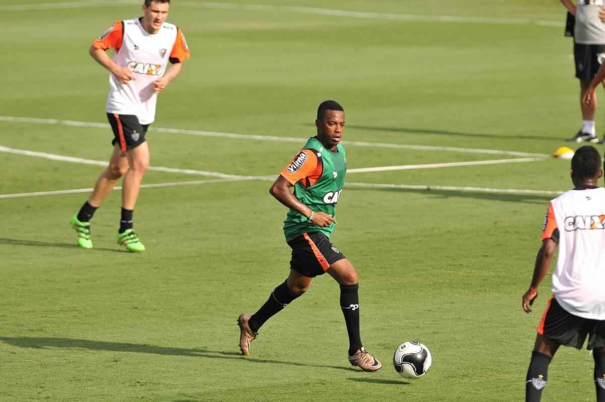 reforado com Jnior Urso e Robinho, Atltico faz treinamento na Cidade do Galo