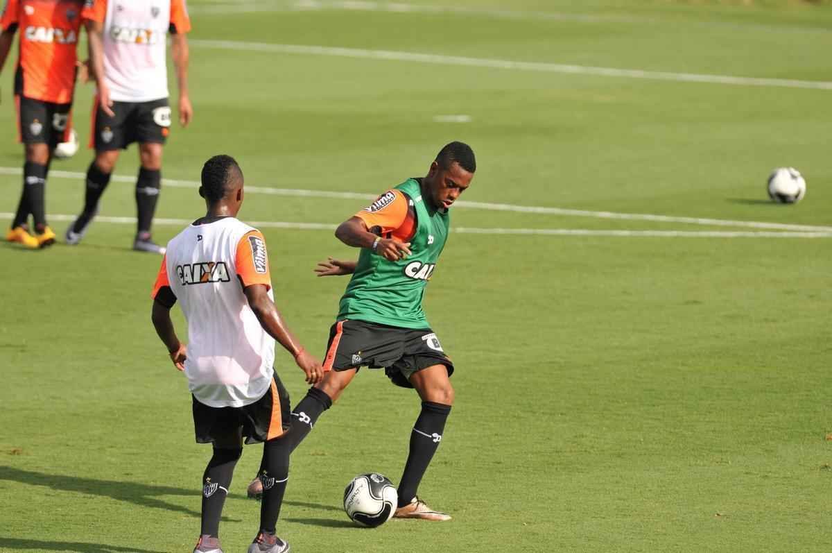 reforado com Jnior Urso e Robinho, Atltico faz treinamento na Cidade do Galo