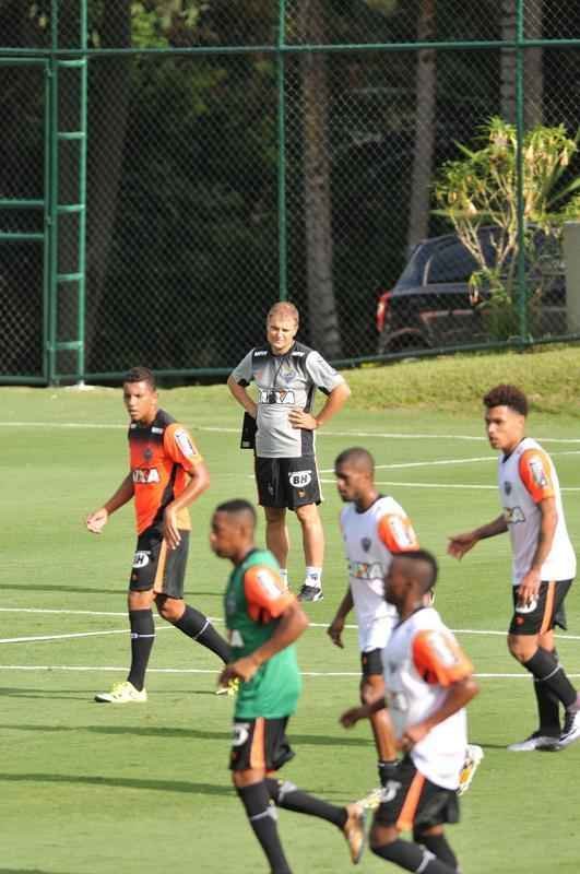 reforado com Jnior Urso e Robinho, Atltico faz treinamento na Cidade do Galo