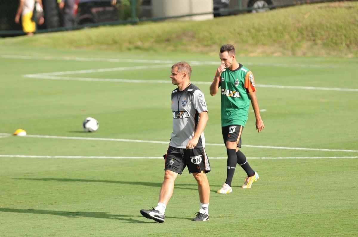 reforado com Jnior Urso e Robinho, Atltico faz treinamento na Cidade do Galo