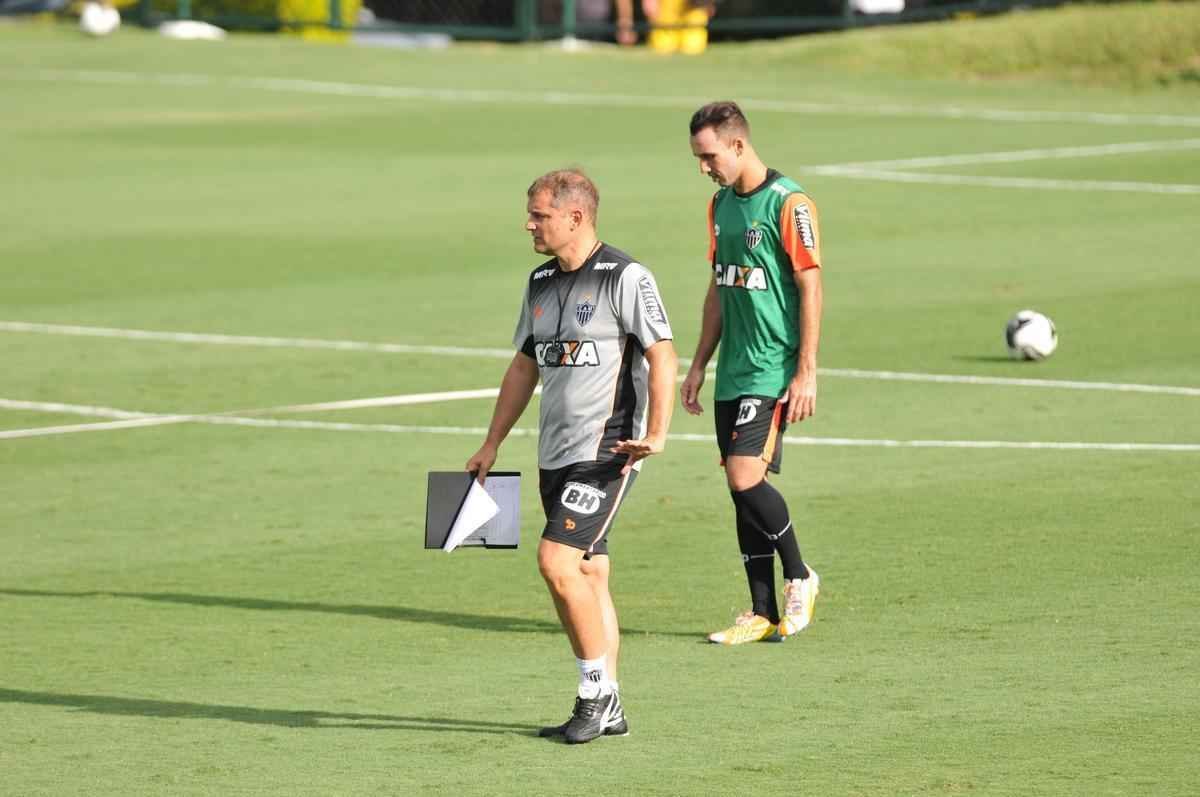 reforado com Jnior Urso e Robinho, Atltico faz treinamento na Cidade do Galo