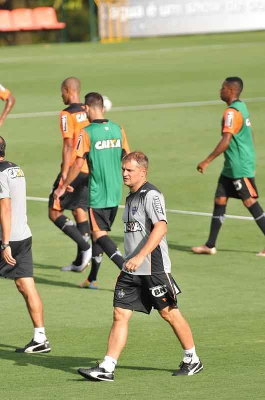 reforado com Jnior Urso e Robinho, Atltico faz treinamento na Cidade do Galo