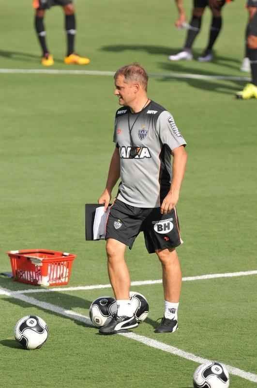reforado com Jnior Urso e Robinho, Atltico faz treinamento na Cidade do Galo