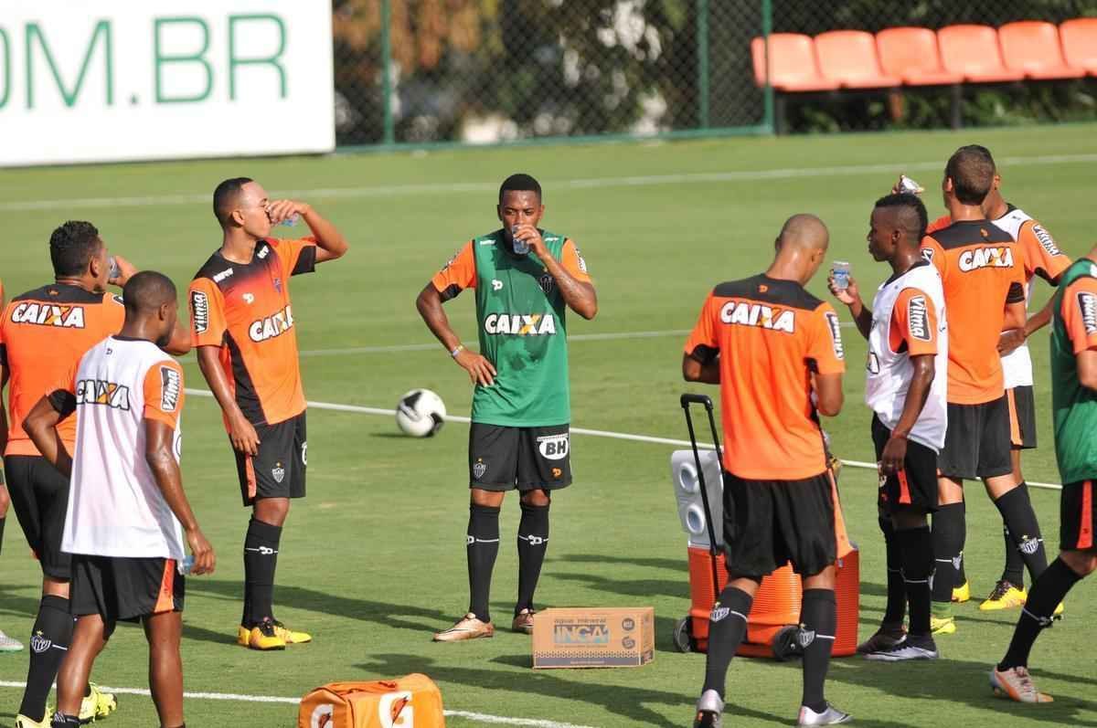 reforado com Jnior Urso e Robinho, Atltico faz treinamento na Cidade do Galo