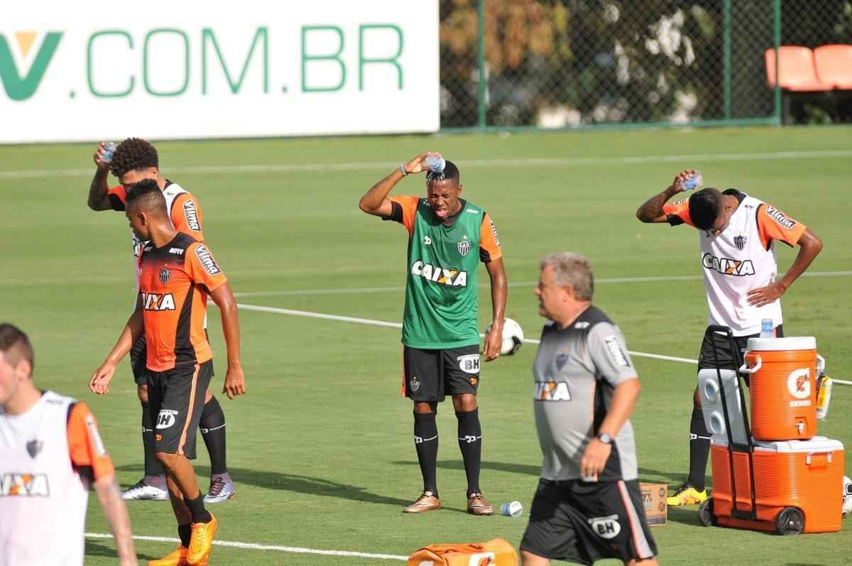 reforado com Jnior Urso e Robinho, Atltico faz treinamento na Cidade do Galo