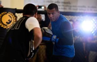 Astros da edio so os cowboys Donald Cerrone e Alex Oliveira