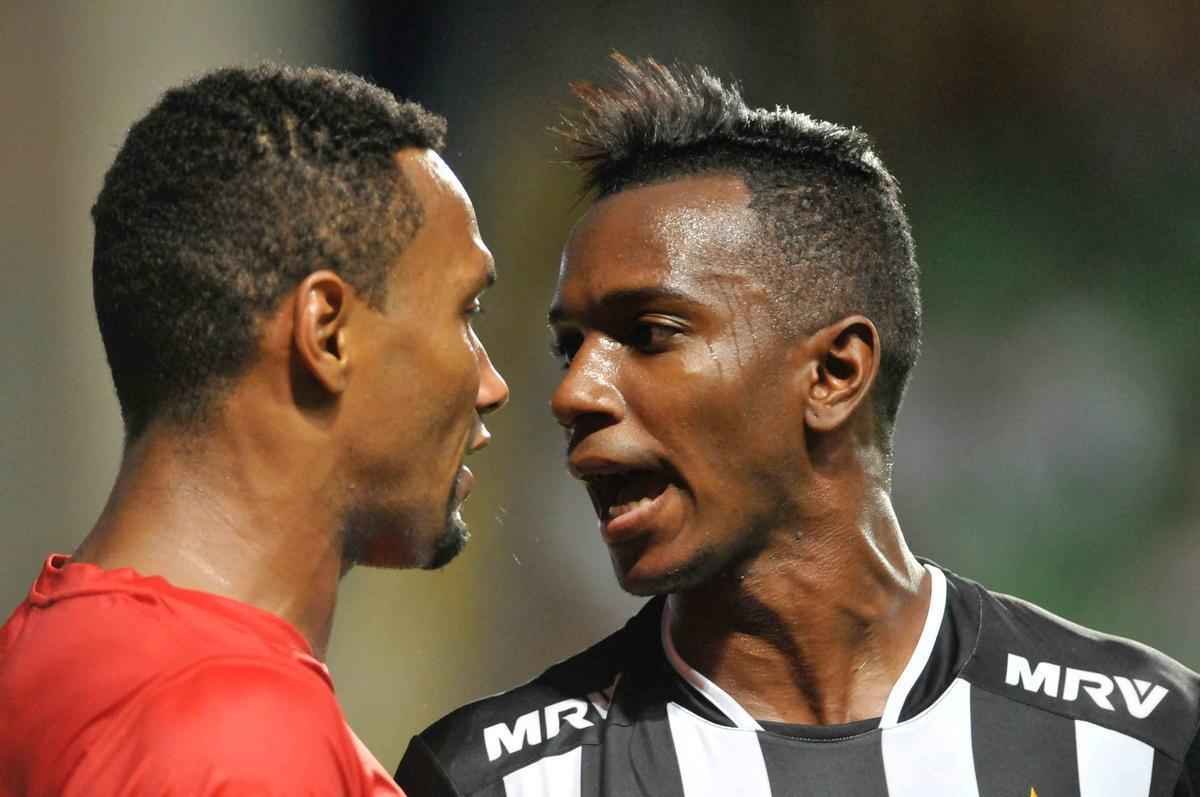 Na goleada do Atltico por 5 a 1 sobre o Boa Esporte, Hyuri tentou um chapu para cima de Jnior Lopes, que no gostou e considerou desrespeito do atleticano. Jogadores trocaram farpas no gramado do Horto