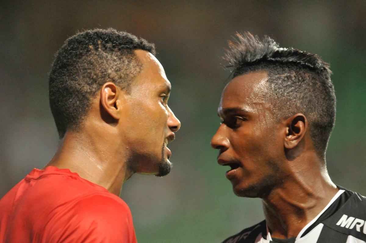 Na goleada do Atltico por 5 a 1 sobre o Boa Esporte, Hyuri tentou um chapu para cima de Jnior Lopes, que no gostou e considerou desrespeito do atleticano. Jogadores trocaram farpas no gramado do Horto