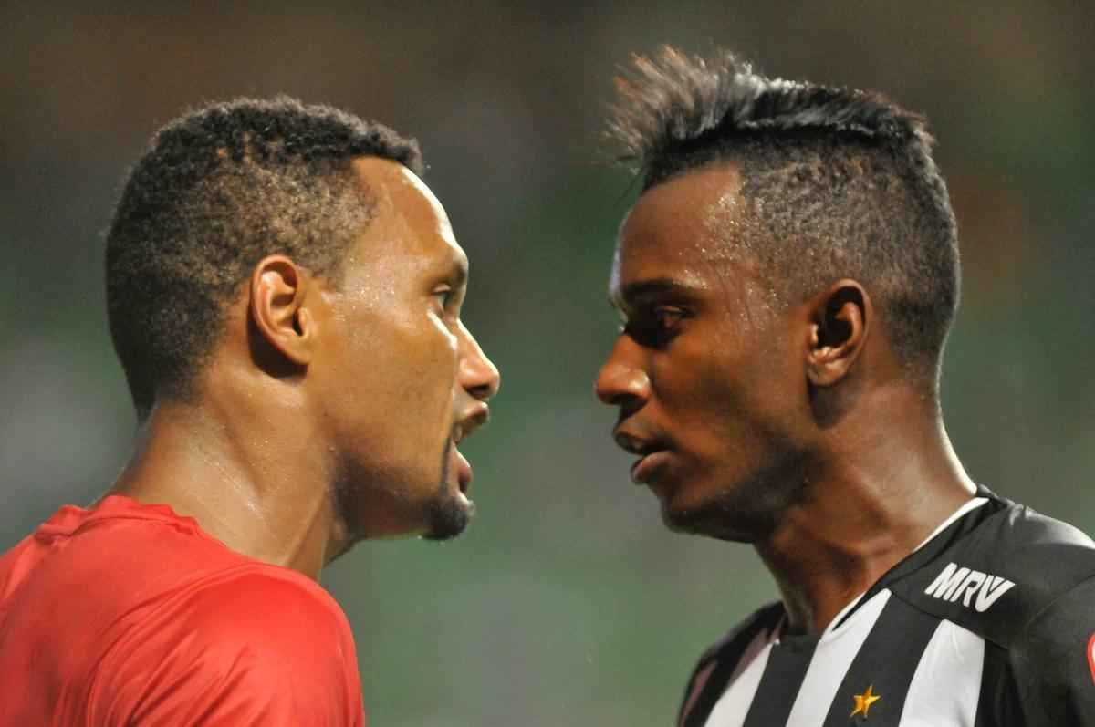 Na goleada do Atltico por 5 a 1 sobre o Boa Esporte, Hyuri tentou um chapu para cima de Jnior Lopes, que no gostou e considerou desrespeito do atleticano. Jogadores trocaram farpas no gramado do Horto