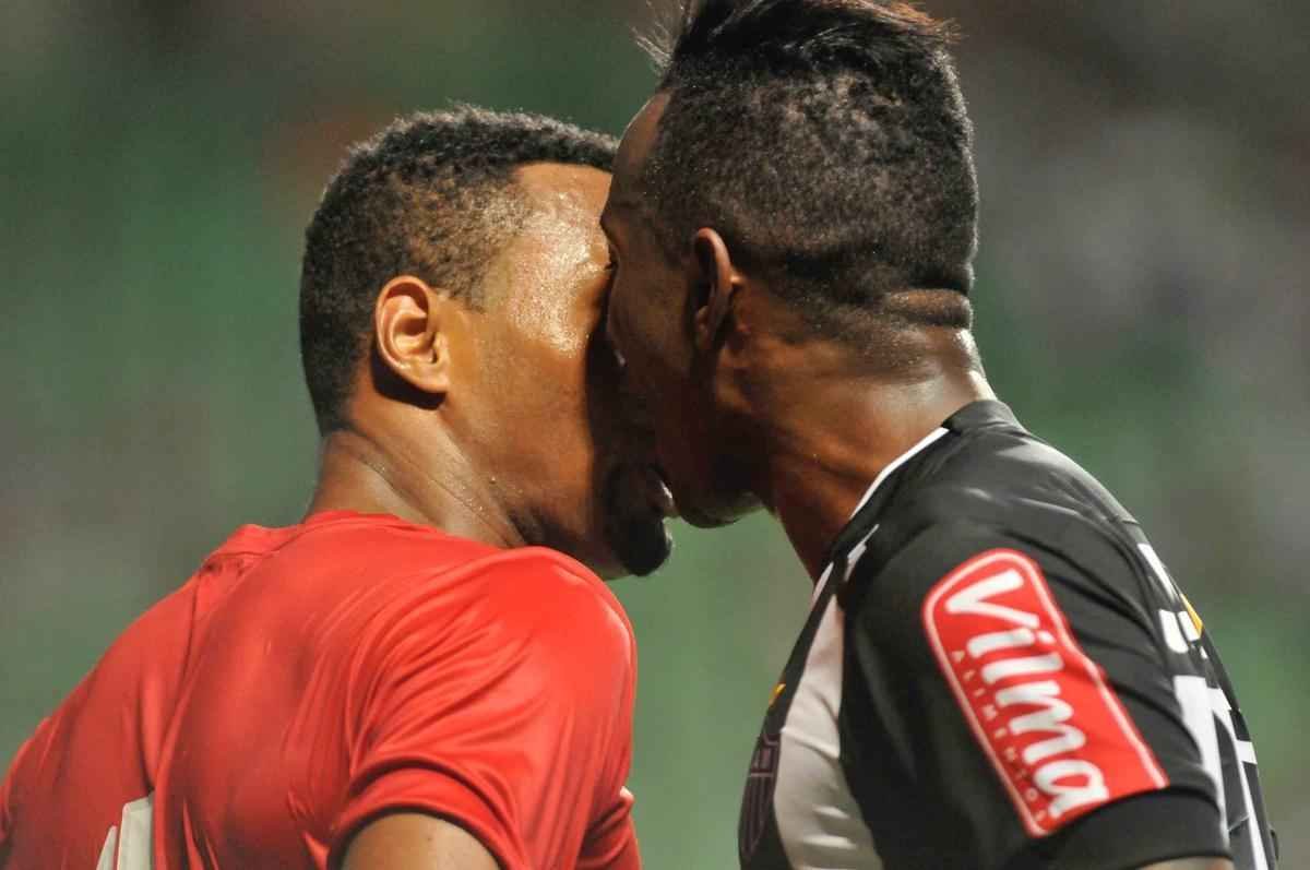 Na goleada do Atltico por 5 a 1 sobre o Boa Esporte, Hyuri tentou um chapu para cima de Jnior Lopes, que no gostou e considerou desrespeito do atleticano. Jogadores trocaram farpas no gramado do Horto