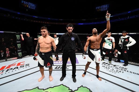 Oluwale Bamgbose venceu Daniel Sarafian por nocaute a 1min do primeiro round