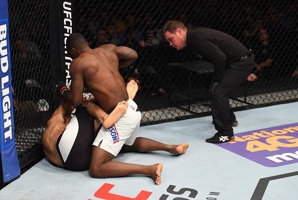 Derek Brunson venceu Roan Juco por nocaute tcnico a 2min38seg do primeiro round