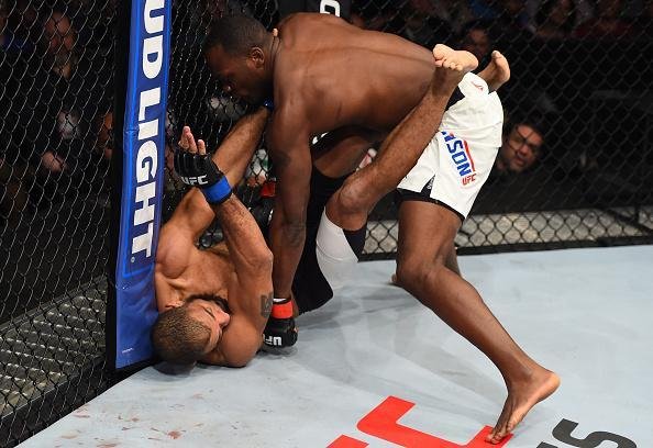 Derek Brunson venceu Roan Juco por nocaute tcnico a 2min38seg do primeiro round