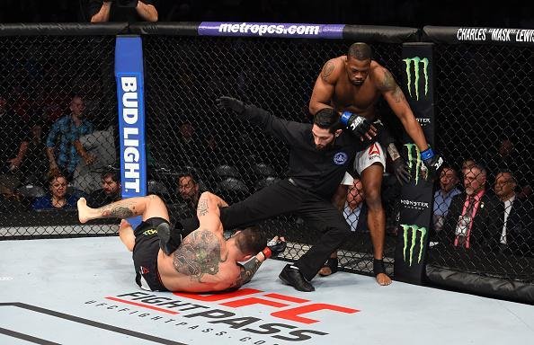 Oluwale Bamgbose venceu Daniel Sarafian por nocaute a 1min do primeiro round