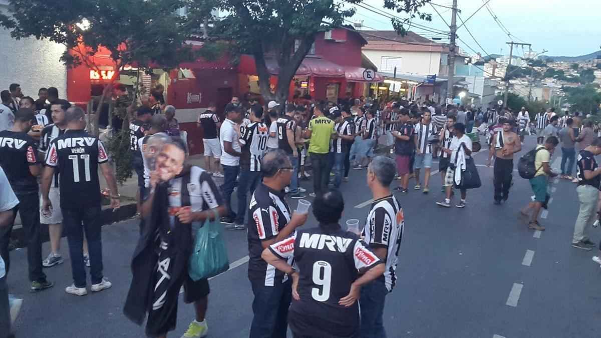 Torcedores do Galo chegaram cedo ao Independncia e aproveitaram para tomar cerveja nos bares.