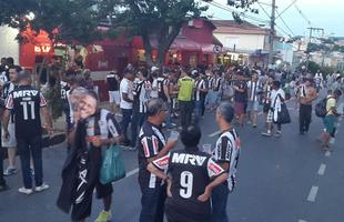 Torcedores do Galo chegaram cedo ao Independncia e aproveitaram para tomar cerveja nos bares.