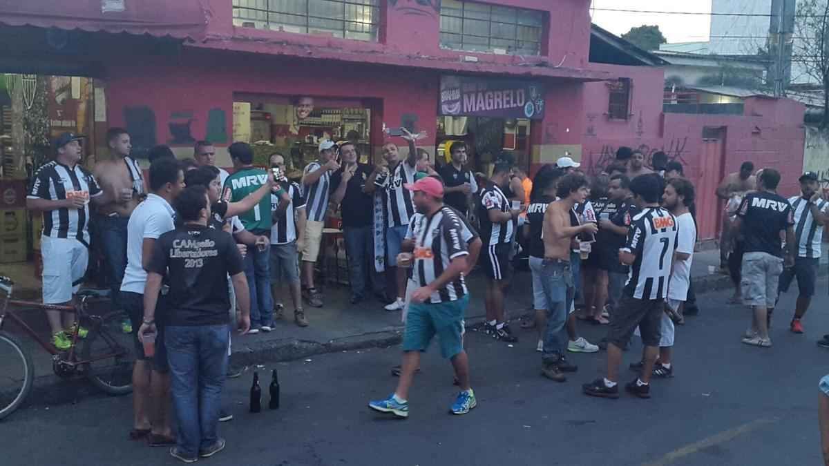 Torcedores do Galo chegaram cedo ao Independncia e aproveitaram para tomar cerveja nos bares.