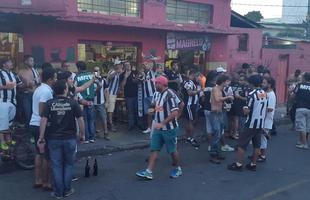 Torcedores do Galo chegaram cedo ao Independncia e aproveitaram para tomar cerveja nos bares.