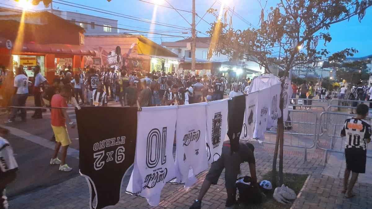 Ambulantes comercializam camisas retr do Atltico no Independncia