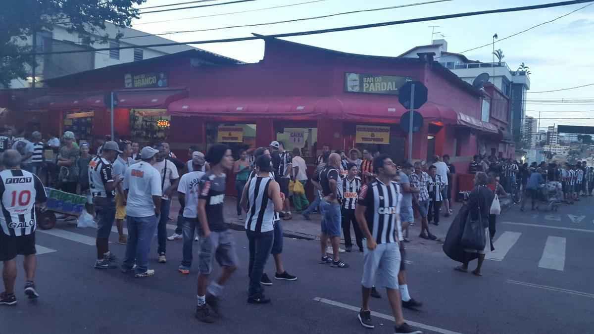 Torcedores do Galo chegaram cedo ao Independncia e aproveitaram para tomar cerveja nos bares.
