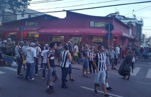 Torcedores do Galo chegaram cedo ao Independncia e aproveitaram para tomar cerveja nos bares.