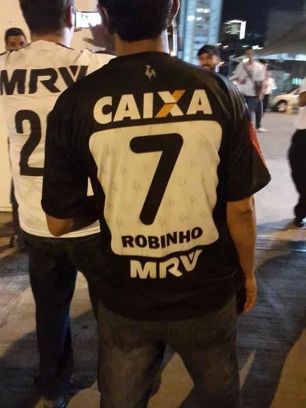 Torcedor com camisa falsificada do novo dolo: Robinho. Camisas oficiais s chegam s lojas em maro.