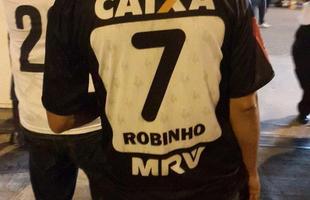 Torcedor com camisa falsificada do novo dolo: Robinho. Camisas oficiais s chegam s lojas em maro.