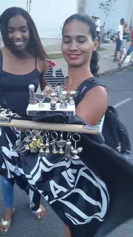 Vendedora ambulante comercializa chaveiros de taas conquistadas pelo Atltico em seus 107 anos.