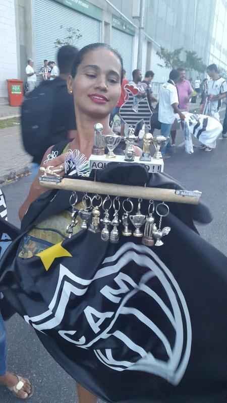 Vendedora ambulante comercializa chaveiros de taas conquistadas pelo Atltico em seus 107 anos.