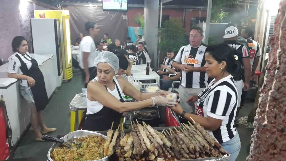 Churrasquinho fez sucesso nos bares do entorno do Independncia antes da partida.