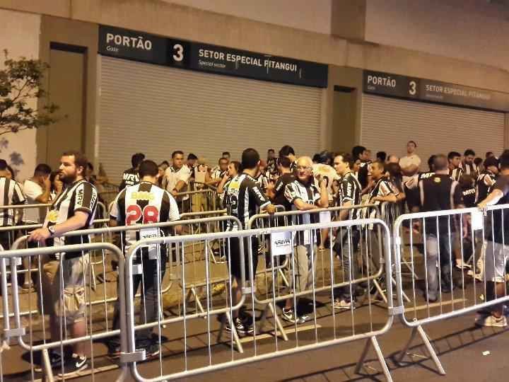 Torcedores formaram longas filas, mesmo com portes fechados, a cerca de duas horas e meia antes do jogo.
