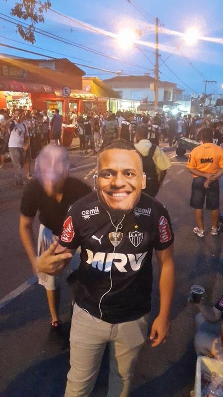 Torcedor com mscara do lateral Patric no Independncia