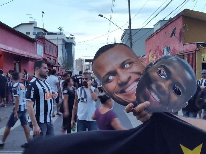 Mscaras do lateral Patric e do atacante Robinho eram as mais procuradas no Horto