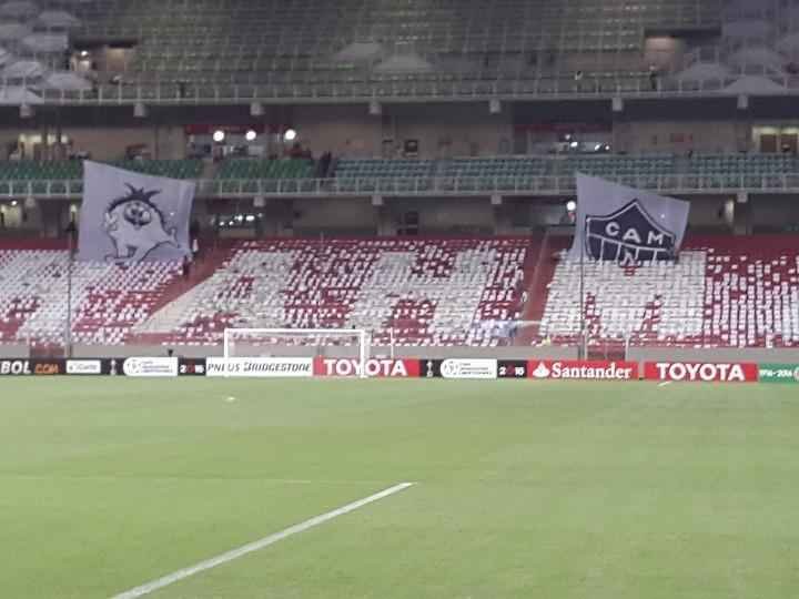 Torcedores do Atltico fazem testes do mosaico 3D preparado para a partida da Libertadores