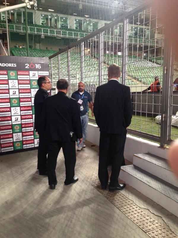 Delegados do jogo chegam para vistoriar o gramado e as redes do Independncia