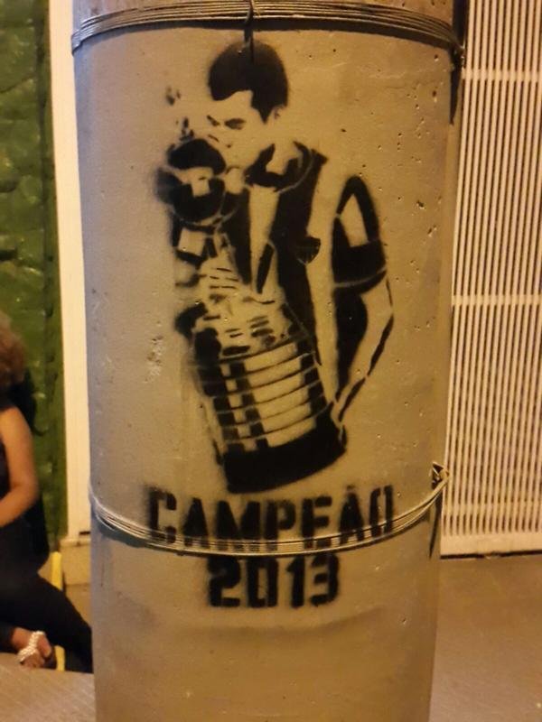 Poste no entorno do Independncia com recordao do ttulo da Libertadores de 2013
