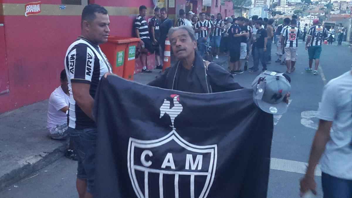 Torcedor leva bandeira para ver estreia do Atltico dentro de casa na Libertadores 2016