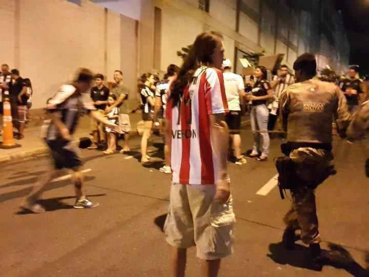 Como Vern estar no Independncia, torcedores do Galo foram ao jogo com a camisa do Estudiantes, clube que 'La Brujita' preside na Argentina